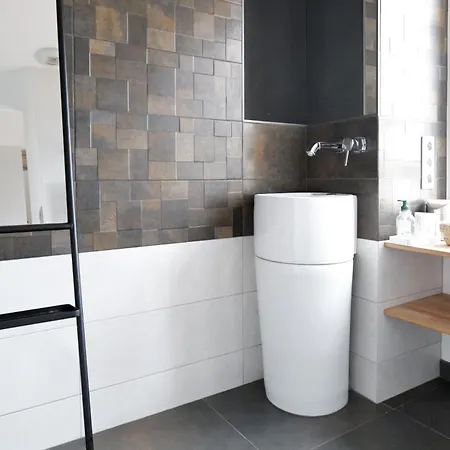 Apartment Bel Renove Avec Gout Et Idealement Situe Dans Le Centre-ville